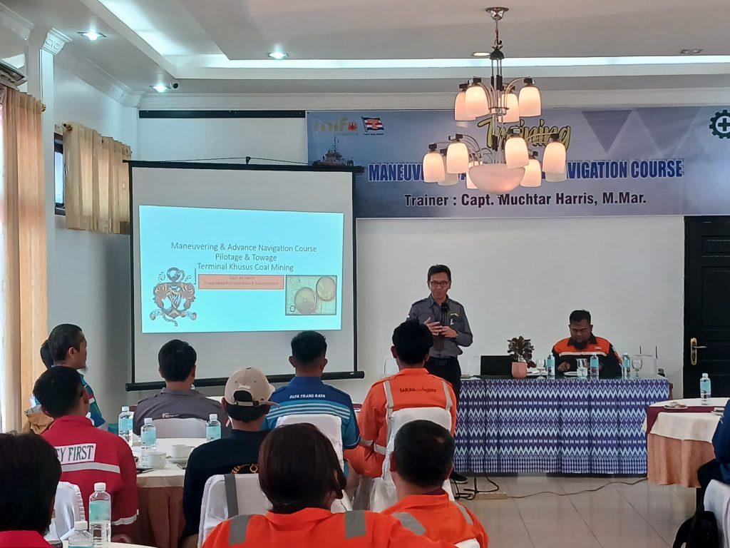 Capt. Muchtar Harris, M. Mar. sebagai trainer pada Training Maneuvering and Advance Navigation Course